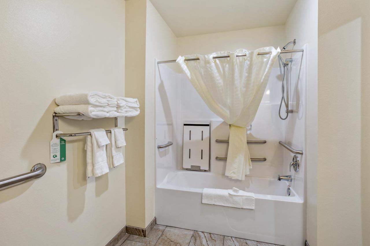 Cobblestone Hotel & Suites אינטרנשיונל פולס מראה חיצוני תמונה