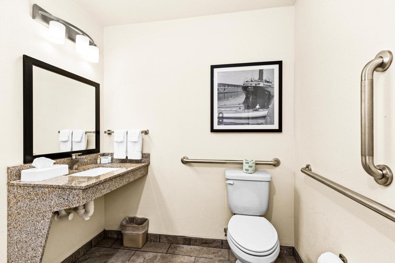 Cobblestone Hotel & Suites אינטרנשיונל פולס מראה חיצוני תמונה