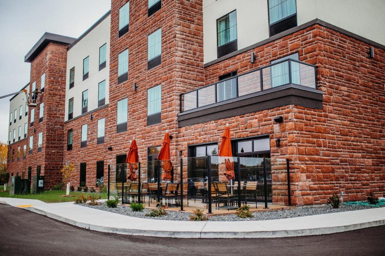 Cobblestone Hotel & Suites אינטרנשיונל פולס מראה חיצוני תמונה